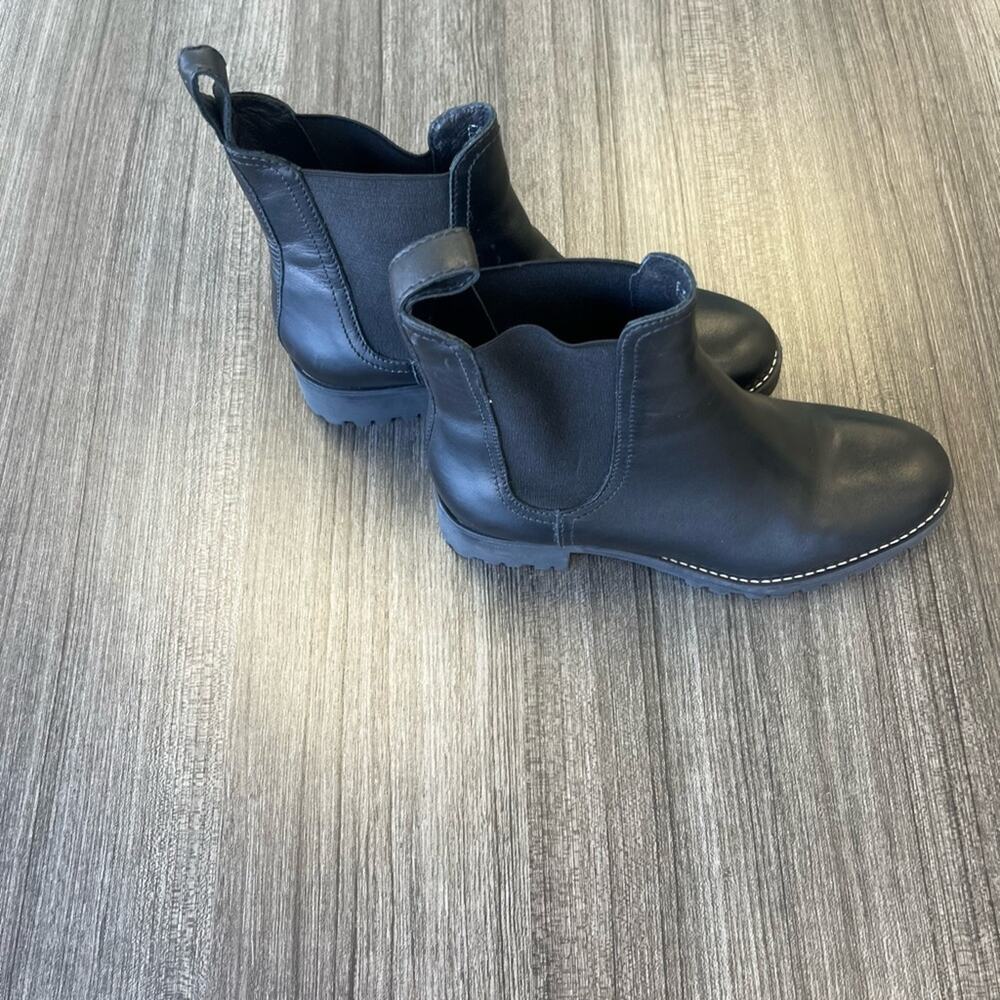 NWOT Soludos Chelsea boots. Size 5